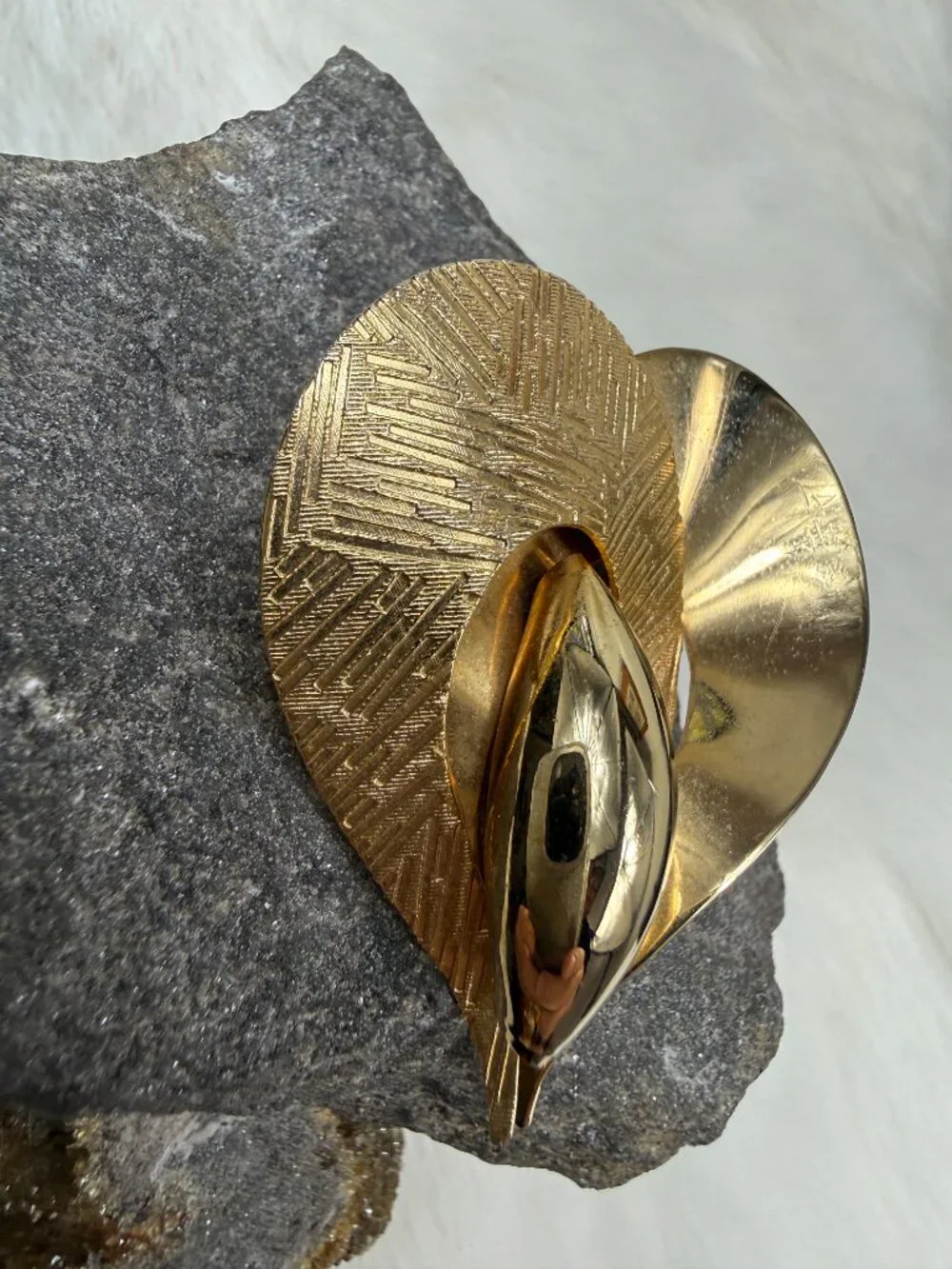 Vintage Textured Gold Tone Abstract Modernist Heart Brooch 2